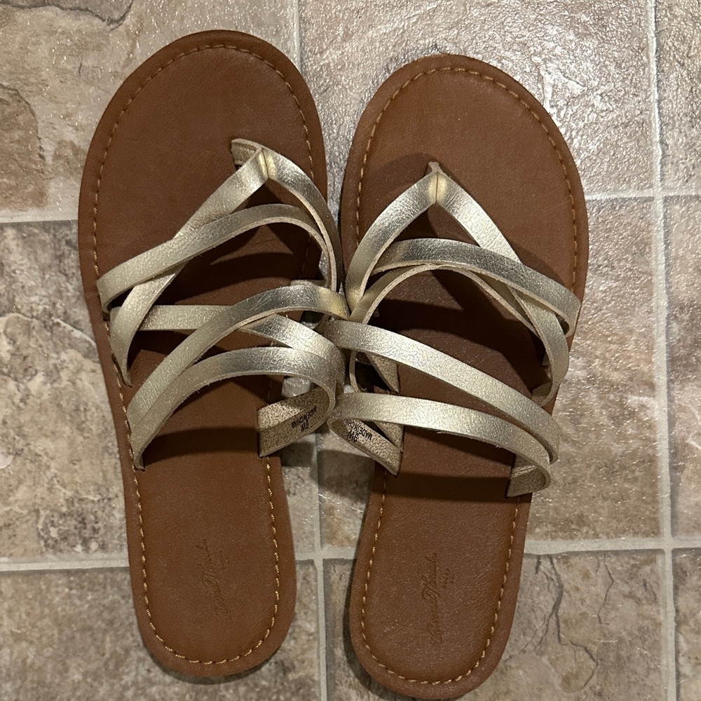 *$2 with bundle* universal thread sandals